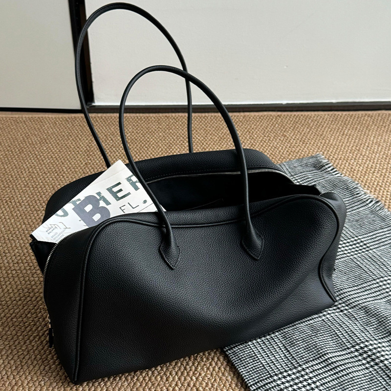 Women Bags 2026 Trends - 블랙 소프트 가죽 보스턴 토트백 2026